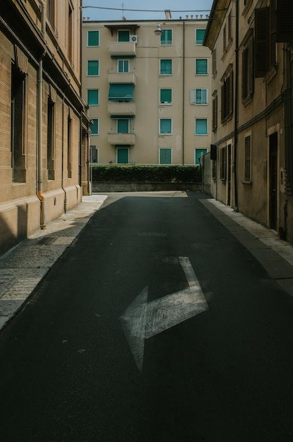 写真 街の建物の中の空の道路