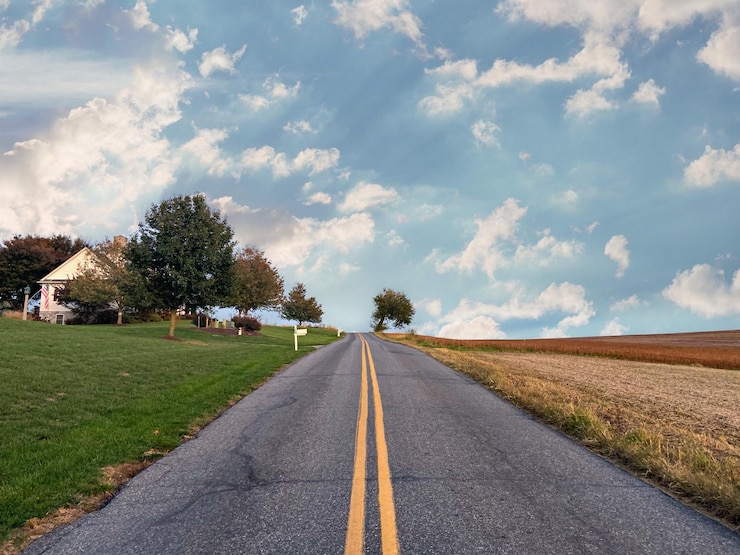 Photo empty road amidst field against sky