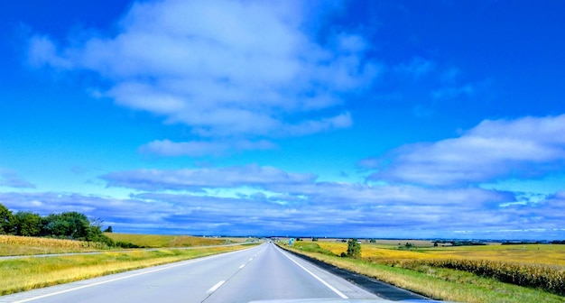 Photo empty road amidst field against sky