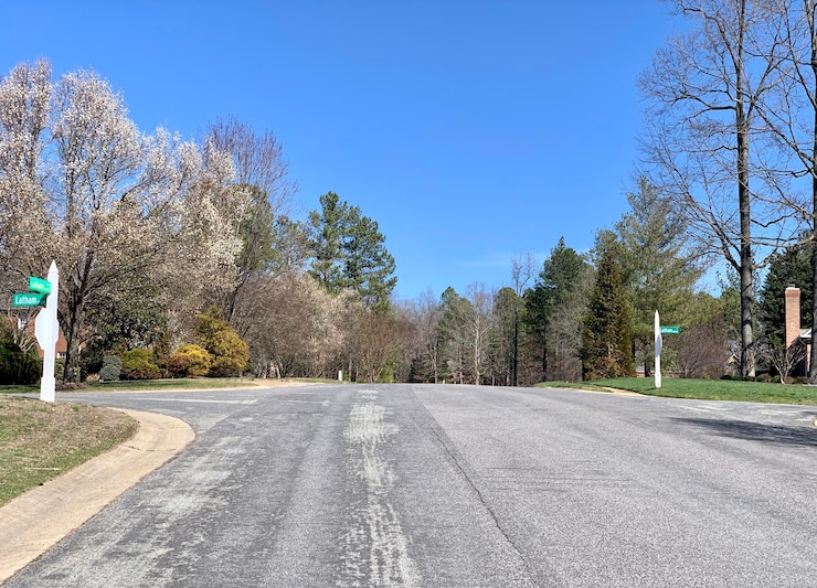 Photo empty road amidst trees against clear blue sky
