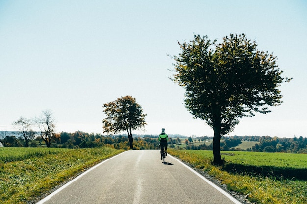 Photo empty road amidst trees against clear sky