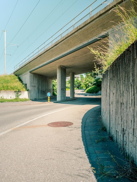 Photo empty road by building against sky