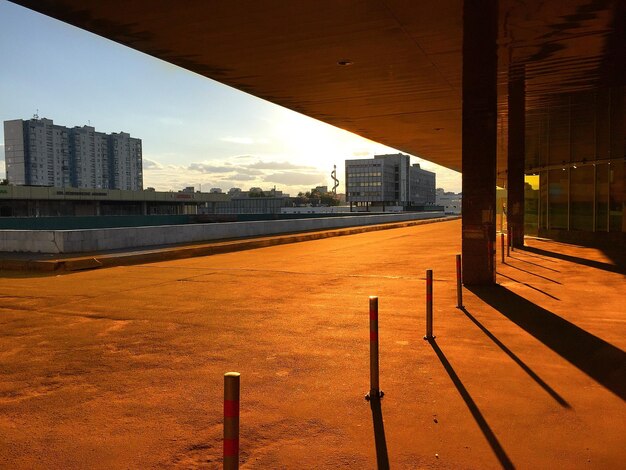 Foto strada vuota da edifici contro il cielo durante il tramonto