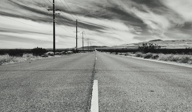 Фото Пустая дорога с электрическими столбами на небе