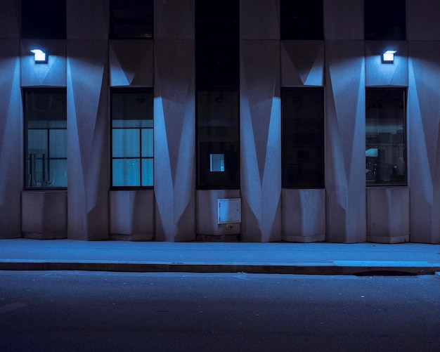 Foto strada vuota vicino a un edificio illuminato di notte