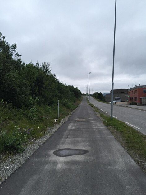 Foto strada vuota dagli alberi sul campo