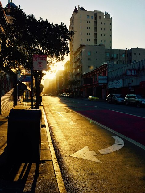 Foto strada vuota in città