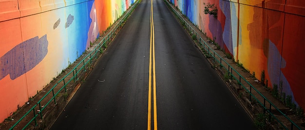 Foto la strada vuota tra le pareti colorate