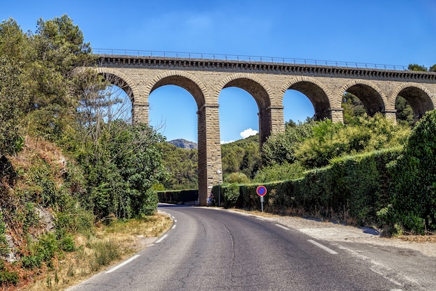 フォンテーヌドヴォクリューズプロヴァンスフランスの空の道路高速道路と古代の橋の水道橋