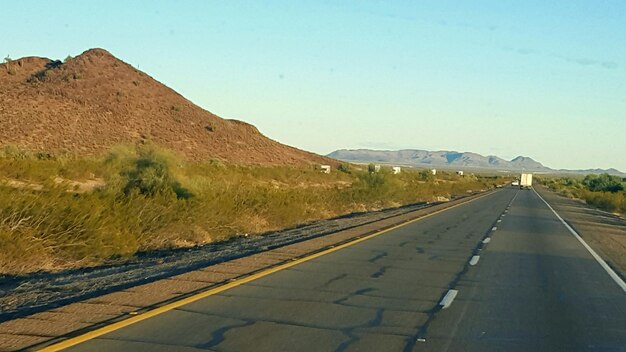 Photo empty road leading towards mountains