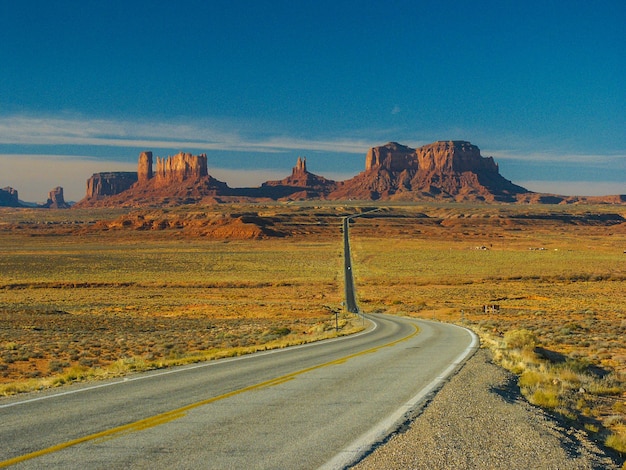 Foto strada vuota che conduce verso le montagne