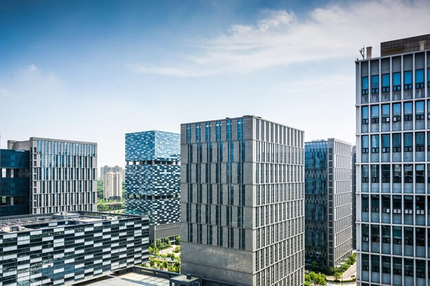 Foto strada vuota nelle vicinanze dell'edificio per uffici