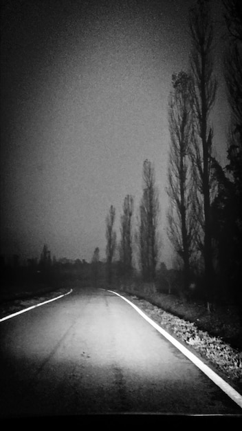 Foto strada vuota di notte