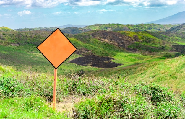 Пустой дорожный знак на вершине холма Пустой дорожный знак Пустые дорожные знаки