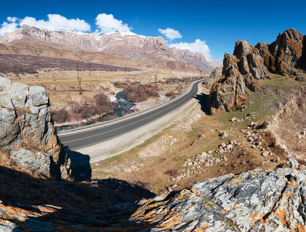 Пустая дорога через живописный каньон