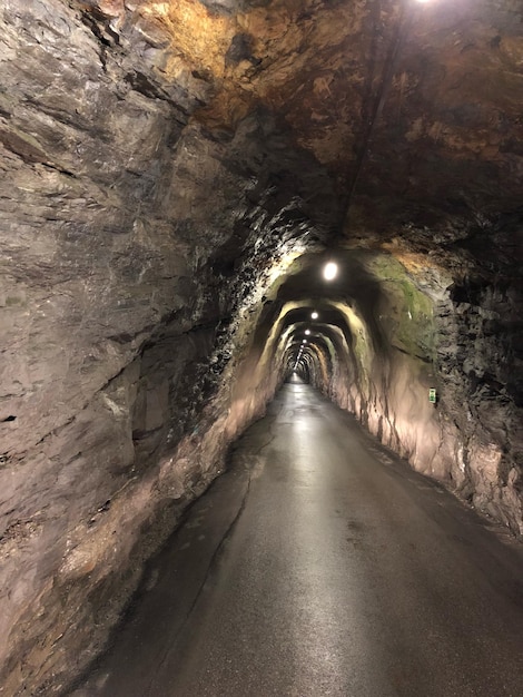 トンネルの空いた道路