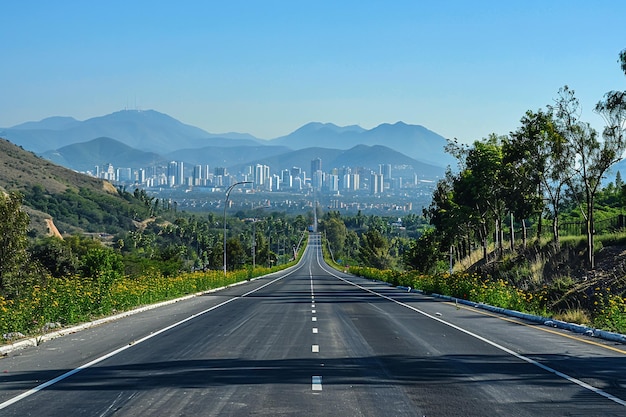 背景にある街と背景にある街の空の道路