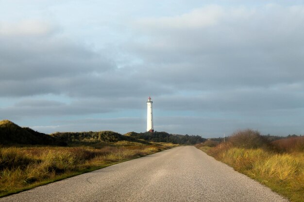 Foto strada vuota con un faro sullo sfondo