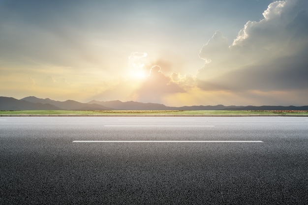 照片空道路、地面和天空,云