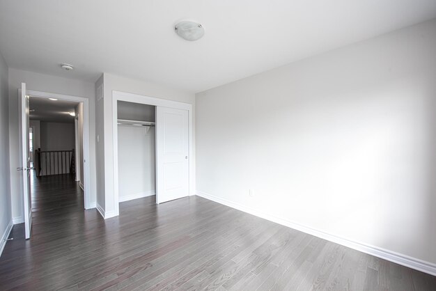 Фото Пустая комната без мебели в новом доме или квартире