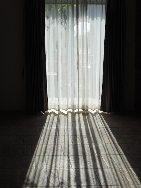 写真 家の窓が開いた空の部屋