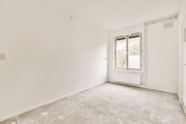 白い壁のある空の部屋で写真に立っている1人の人も右に取られていません
