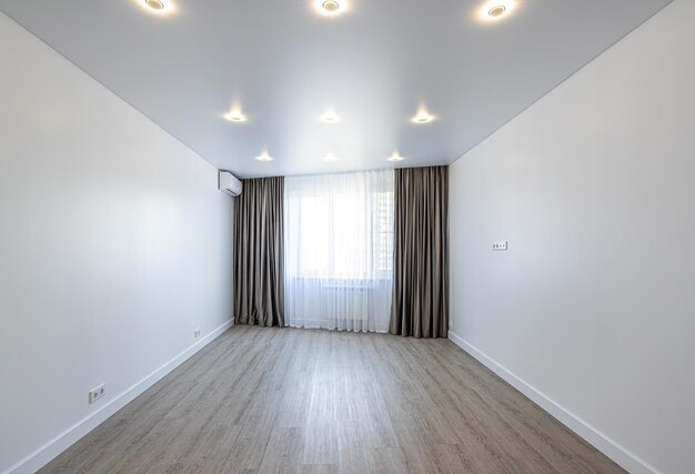 Photo empty room without furniture with white walls and ceiling curtains air conditioning