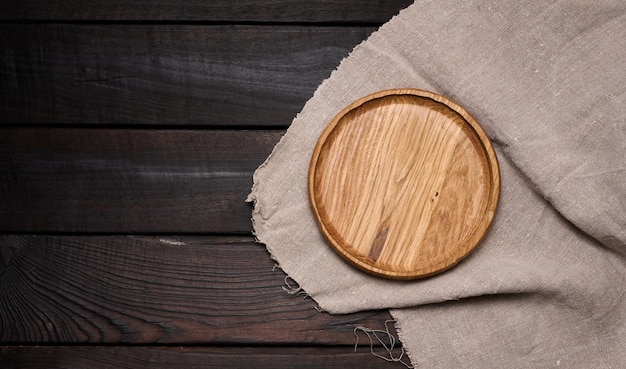 Foto piatto di legno marrone rotondo vuoto sulla vista del piano d'appoggio