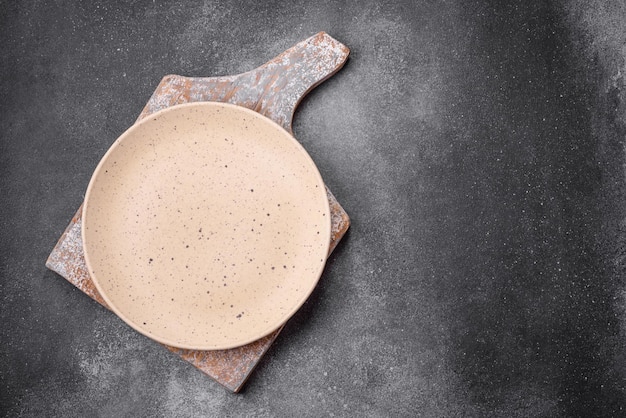 Foto piastra di ceramica rotonda vuota su uno sfondo di consistenza chiara