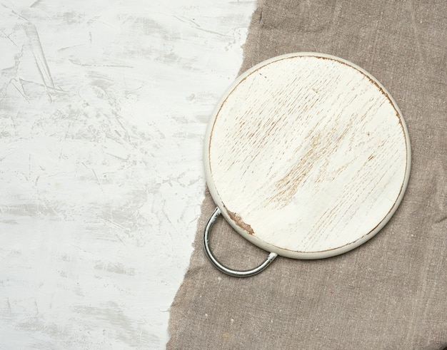 Photo empty round small cutting board