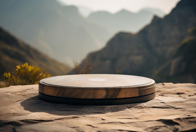 製品表示に使用される空の丸い石の表彰台とぼやけた山の背景