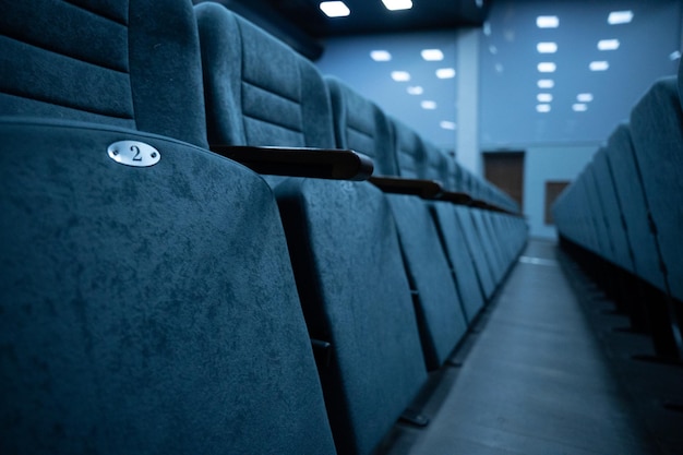 Пустые ряды кресел в зале для большого количества людей Кинотеатральный зал для просмотра спектаклей