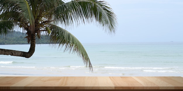 Пустой деревенский стол с красивым тропическим океаном с кокосовой пальмой в
