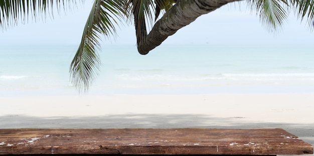 Фото Пустой деревенский стол с копией пространства и кокосовой пальмы с красивым тропическим пляжем