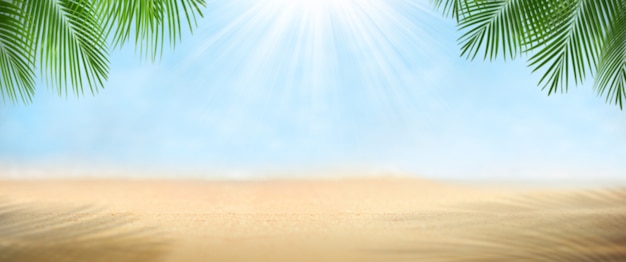 Пустой песок с пляжем на размытом фоне ландшафта