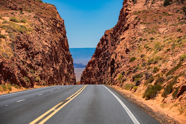 アリゾナアメリカの風景の空の風光明媚な高速道路とロッキー山脈の高い岩の道