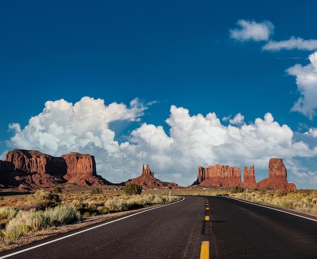 Foto strada panoramica vuota nella monument valley