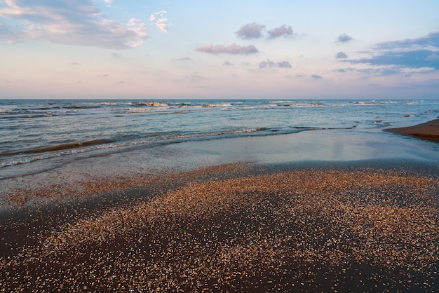 Пустой морской пляж после захода солнца