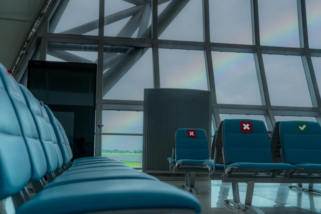 Foto sedile vuoto nella sala partenze del terminal dell'aeroporto distanza per un sedile mantenere la distanza