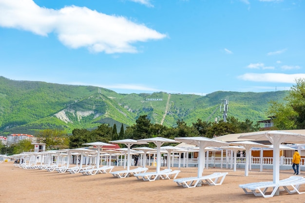 Foto posti vuoti in spiaggia senza turisti a causa della corona covid19