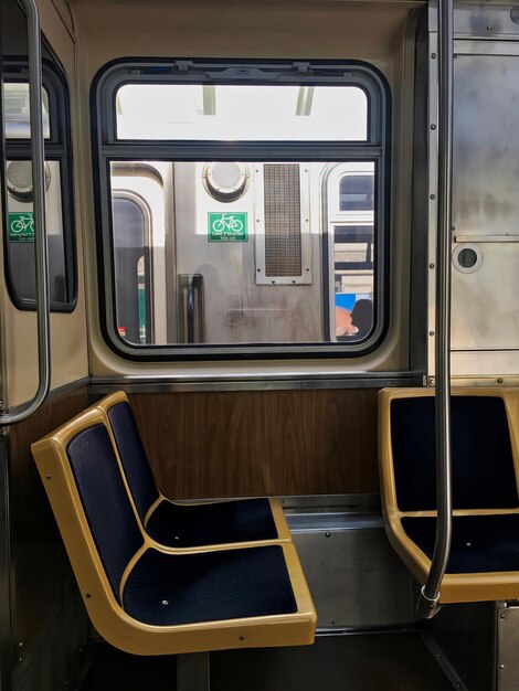 Пустые сиденья в поезде