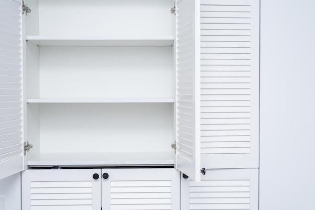 Photo empty shelves of a white wardrobe for clothes