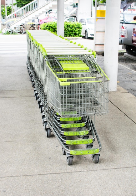 Photo empty shopping carts in city