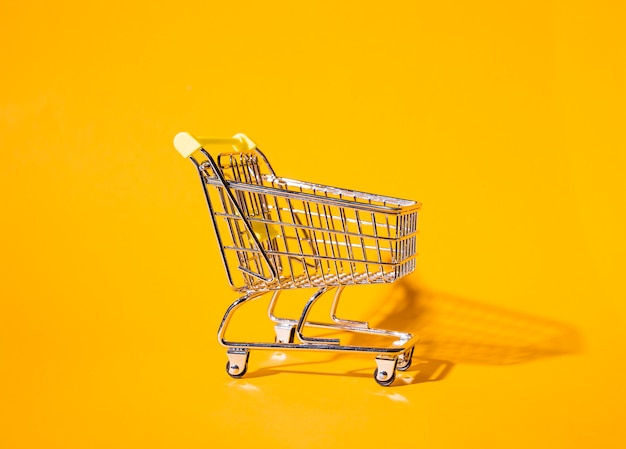 Photo empty shopping trolley