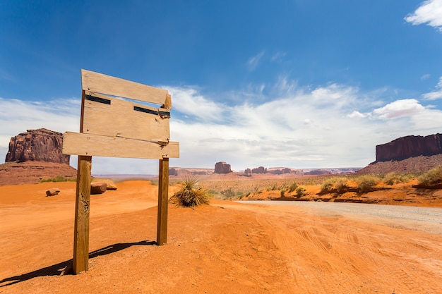 Foto segno vuoto sulla monument valley road