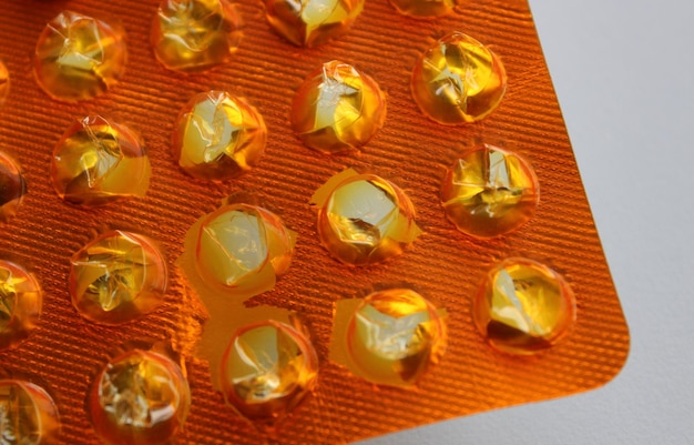 Пустые слоты от использованных таблеток на блистерной упаковке с размытым сроком годности, подробное стоковое фото