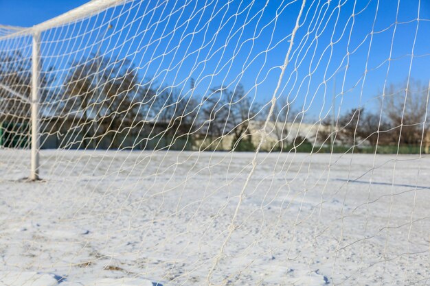 空の雪に覆われたサッカー ボール フィールド