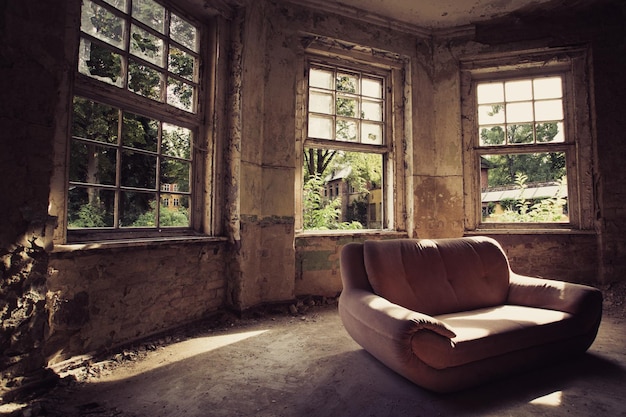 Foto divano vuoto in una stanza abbandonata