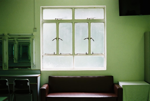 Photo empty sofa  and table at studio