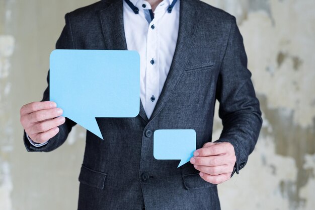 Foto bolle di discorso vuote nelle mani dell'uomo concetto di dialogo di discussione sulla comunicazione aziendale sui social media